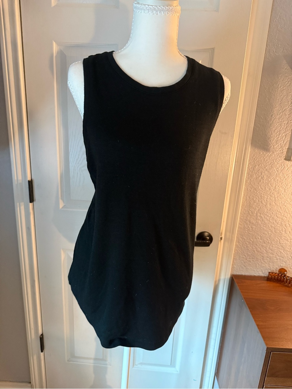 GAP Black Sleeveless Crewneck Tank Top - Women's Casual Essential